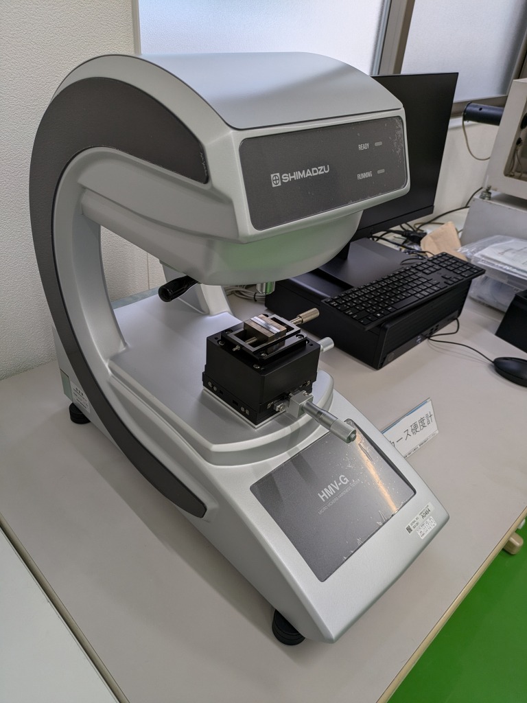 微小硬度計の写真