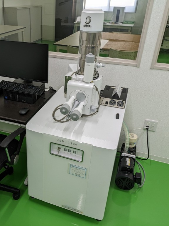 走査電子顕微鏡の写真